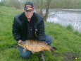 Michel Heikens met karper gevangen met method feeder in vijver scheemda